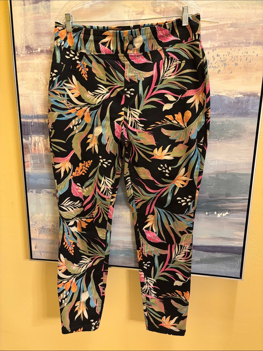 Terra & Sky Black Tropical Leaf Cropped Pants